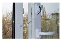 Замок безопасности детский накладной с ключом и тросиком 2 ключа чёрный Замок безопасности детский накладной с ключом и тросиком 2 ключа чёрный